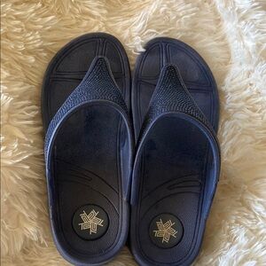 Tek Gear Women’s Navy Blue Sparkle Sandals Medium 7/8 Summer Beach Vacat…
